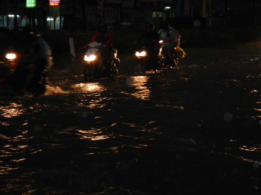 ระดับน้ำสูงขึ้นทุกที  เป็นเพราะว่าในแนวนี้ถนนสุขุมวิทเป็นแอ่งกะทะครับผม..