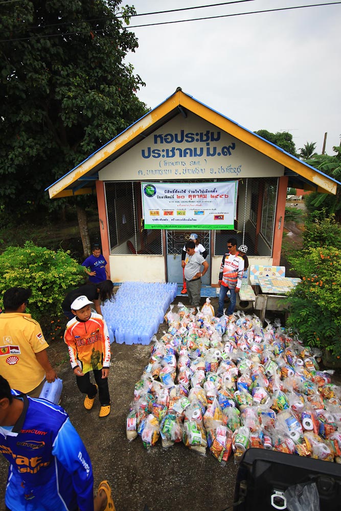 จุดแรกพวกเราช่วยกันขนชุดยังชีพไว้ร้อยกว่าชุดครับ
 :cheer: :cheer: :cheer: :cheer: :cheer: :cheer: