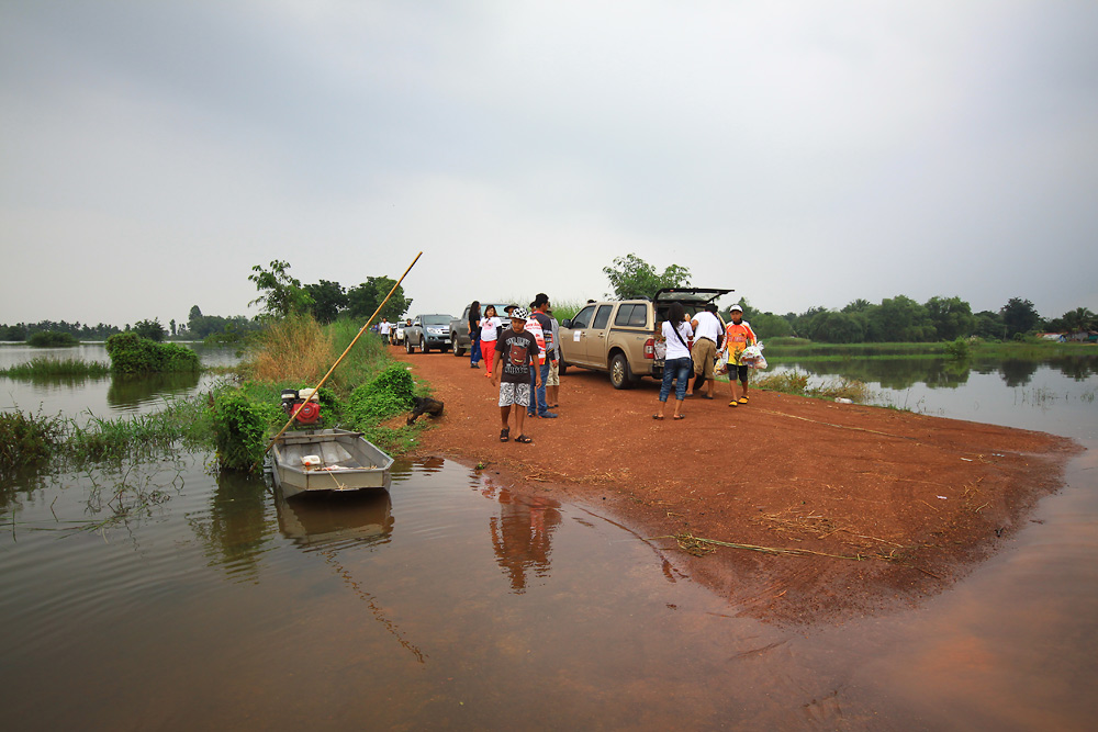 มีเรือออกมารอรับชุดยังชีพพาพวกเราไปมอบให้ที่บ้านที่เห็นไกลลิบๆโน่นครับ
 :ohh: :ohh: :ohh: :ohh: :oh