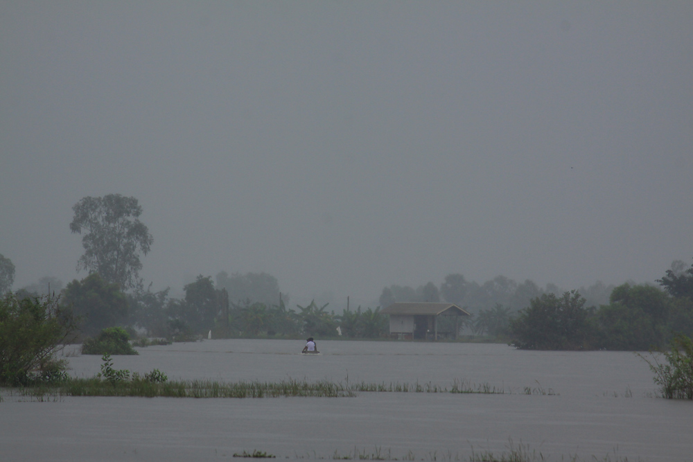 แง้มกระจกมอง  โน่นครับไกลๆกำลังฝ่าฝนมาเลยครับ
 :ohh: :ohh: :ohh: :ohh: