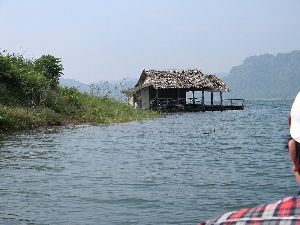  [b]ตอนอยู่ด้านหลังเกาะ ก็ยังไม่มีลมนะครับ พอพ้นมาด้านข้างเกาะเท่านั้นเอง ลมมาอย่างแรงเลยครับ[/b]
 