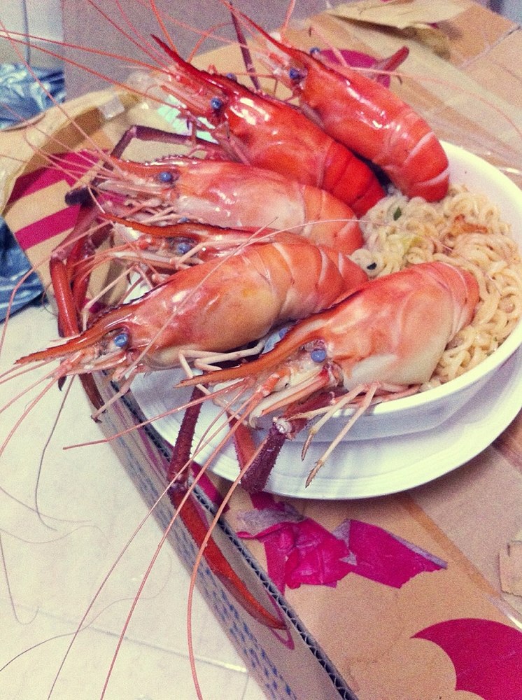 อันนี้ ผลงานเมื่อวานนี้ กุ้งใหญ่ม๊ากๆ ใส่มาม่า ชามโตๆอิ่มกันไปข้าง :grin: :grin: :grin: