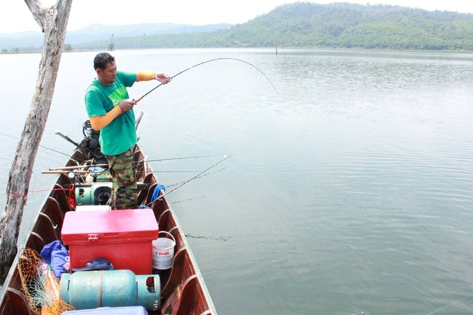 น้าหมู คว้ากล้องกระโดดไปอยู่ที่ด้านหัวเรือ บันทึกภาพทันที ...