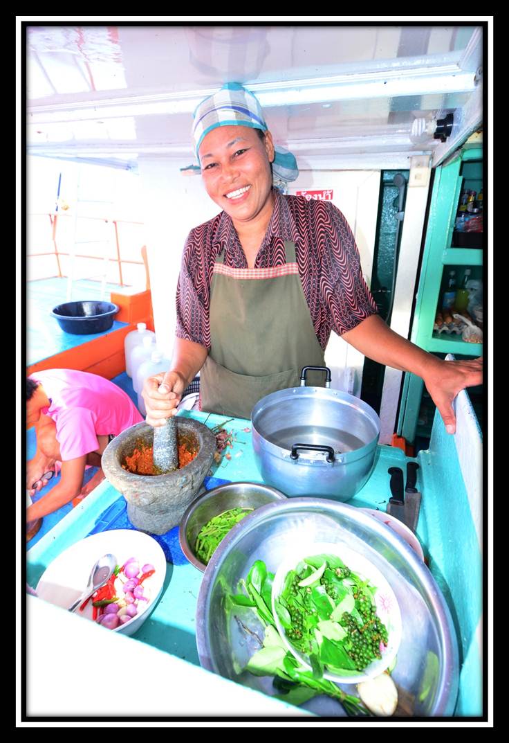 พี่ญา....จุมโพ่สาวสวย ประจำเรือครับ
พี่ญาทำกับข้าวฝีมือและรสชาติจัดจ้านมากครับ ทานกันอร่อยทุกมื้อ แ