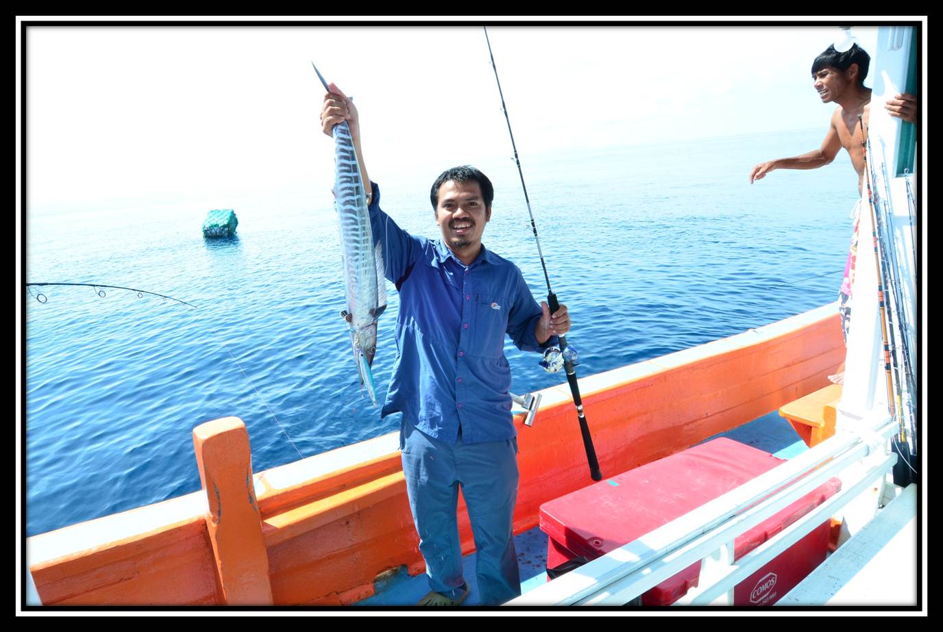 ถึงหมายแรกประมาณบ่าย 2 โมงกว่า ๆ ผมจิ๊ก...โดนไม้แรกเลยปลาตัวแรกในการจิ๊กของทริปนี้ครับ ปลาวาฮูครับ :