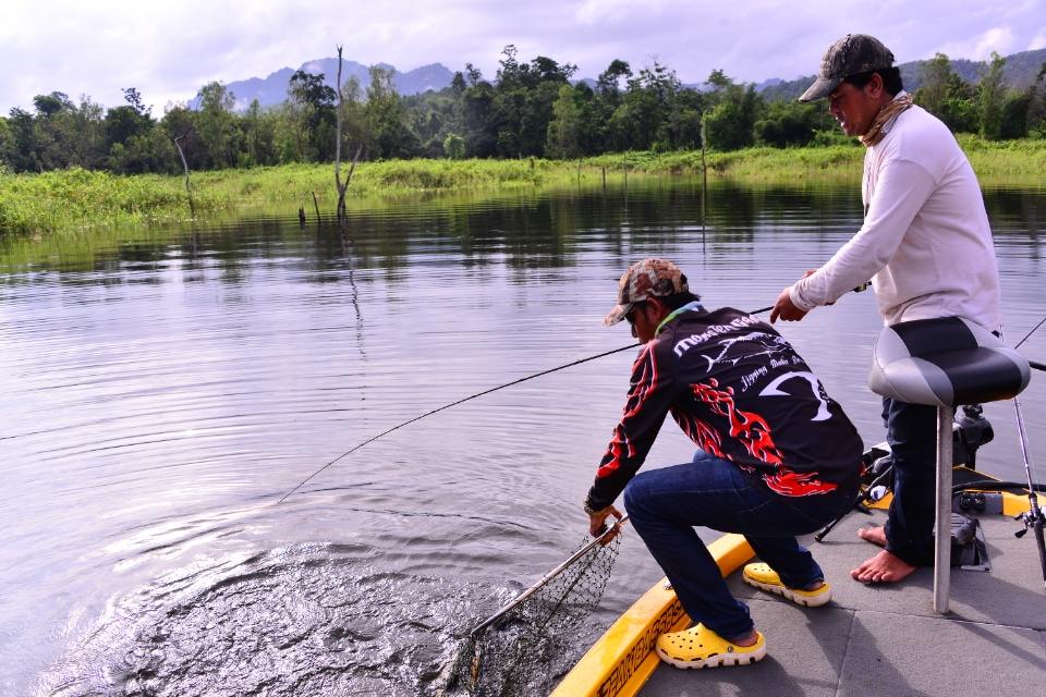 สมาชิกบนเรือลำนี้ช่วยเหลือสามัคคีกันดีครับ  หาเรื่องเควะฮากันทั้งวัน555 :grin: