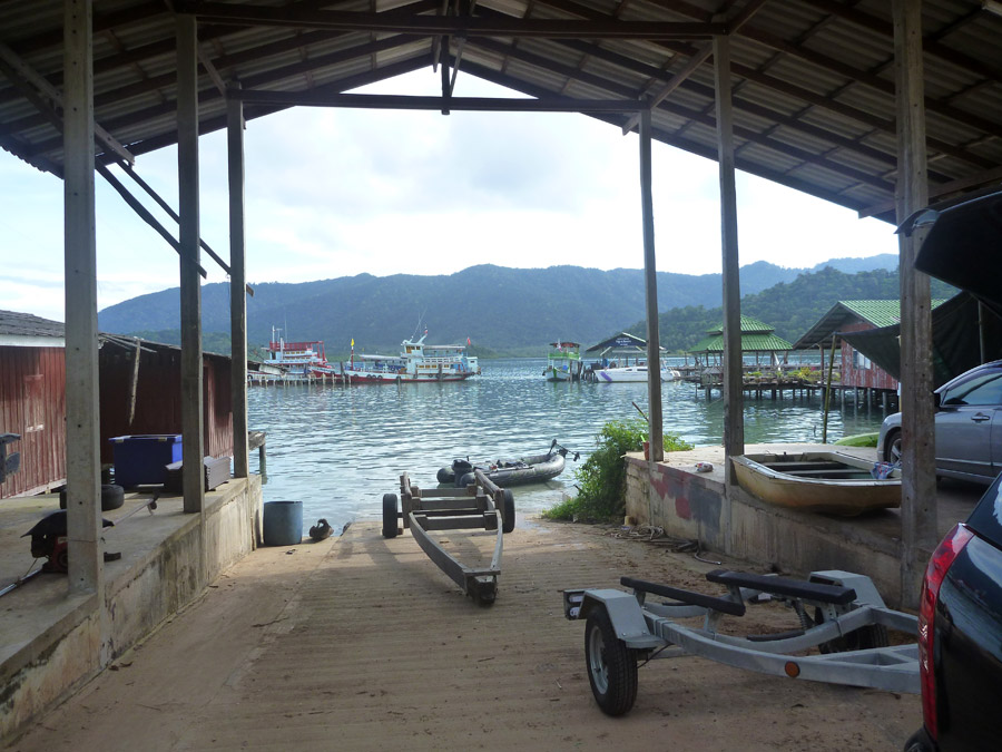  [center]ข้างร้านมีแรมป์ (Ramp) ให้เอาเรือลงครับ[/center]