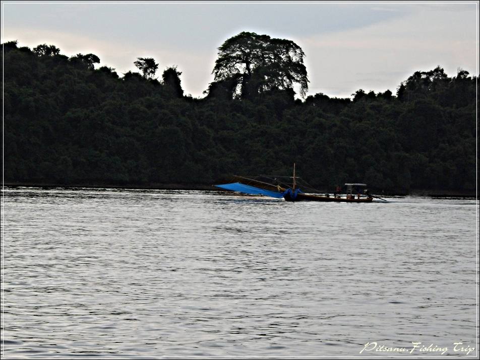  
 [center]:cheer:    เรือเล็กๆ อย่างเรือลุนกุ้งเคย ก็เริ่มเข้ากลับฝั่ง เพราะแสงที่อ่อนลง จึงทำให้ไ