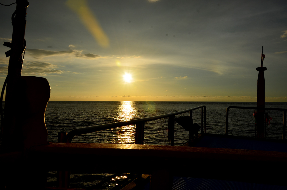 นอนเล่นบนด้านฟ้าเรือเลย  ภาพย้อยแสงหน่อย :cool: :cool: :cool: