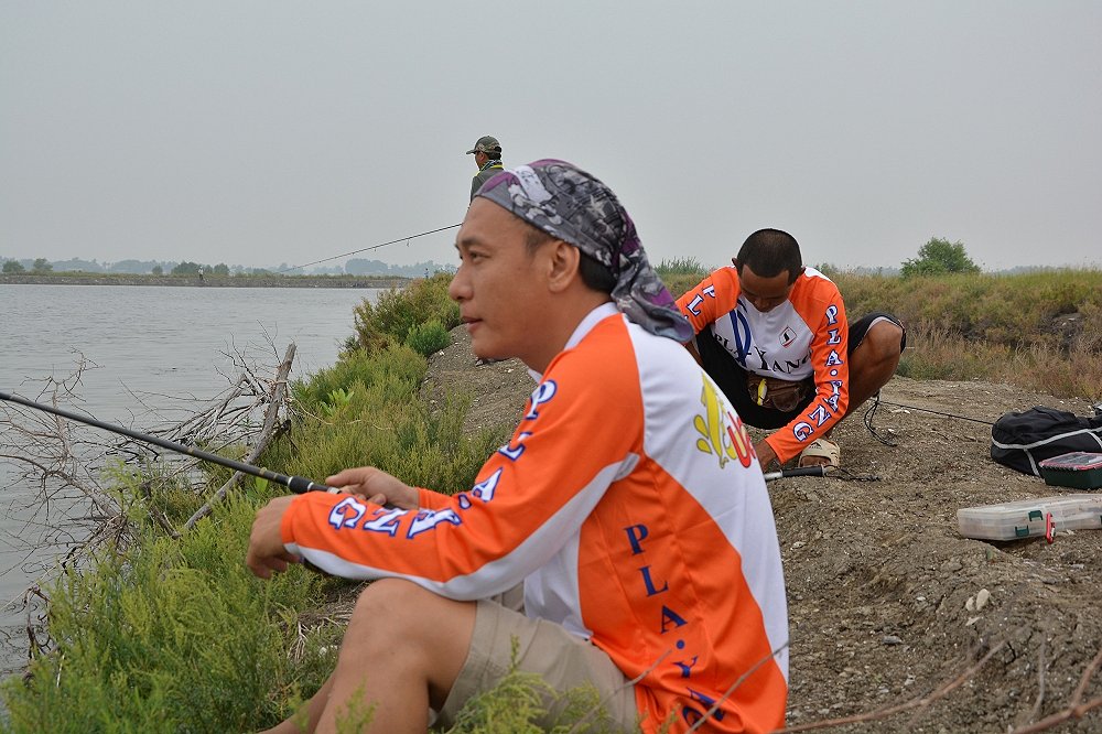 [b]คนนี้ก็ สมาชิกปลายางทีม อีกคนหนึ่งครับ น้าต้นปลายาง1 ครับ อิอิ[/b]
:cool: :cool: :cool: :cool: :