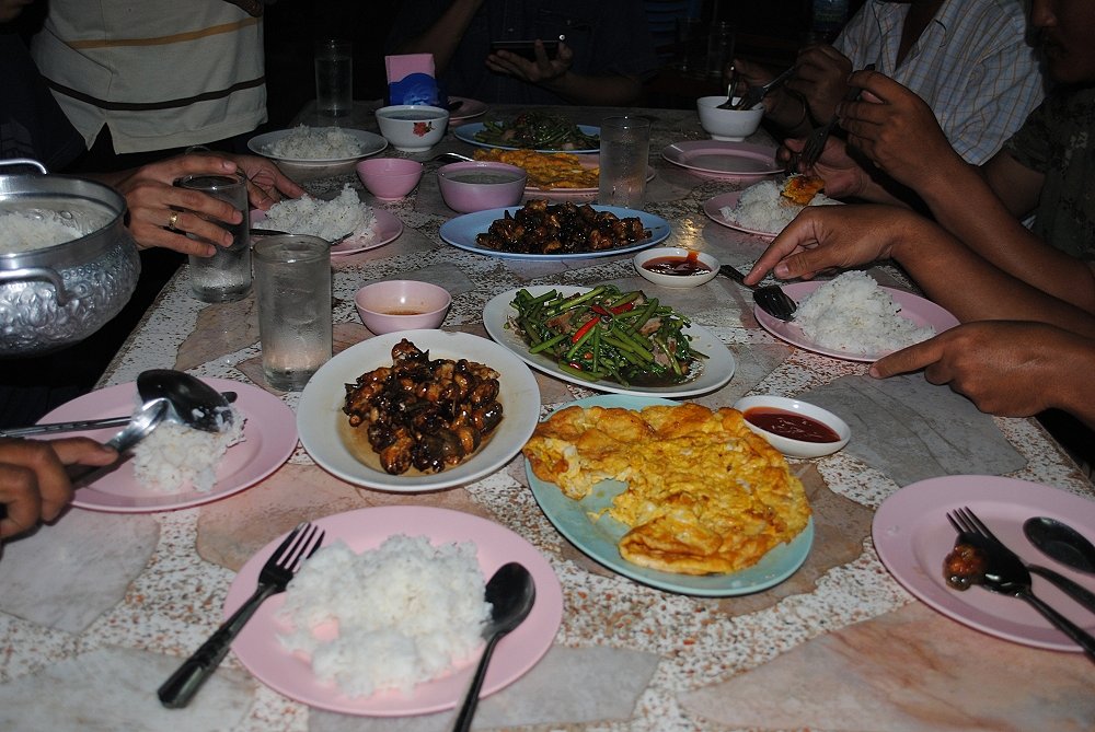 ขอแนะนำเมนู กบทอด ไก่คั่วเค็ม คุณบอยบอกว่า สุดยอด! แวะมากินบ่อยเพราะมาแข่งตีเหยื่อปลอมแวะทานร้านนี้ต