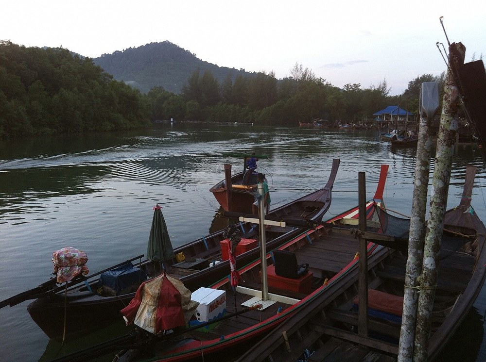 เรือมาถึงแล้ว เรารออยู่ลงเรือด้วยกันทุกท่านครับ(คนพุงมากนั่งVIPคับ)