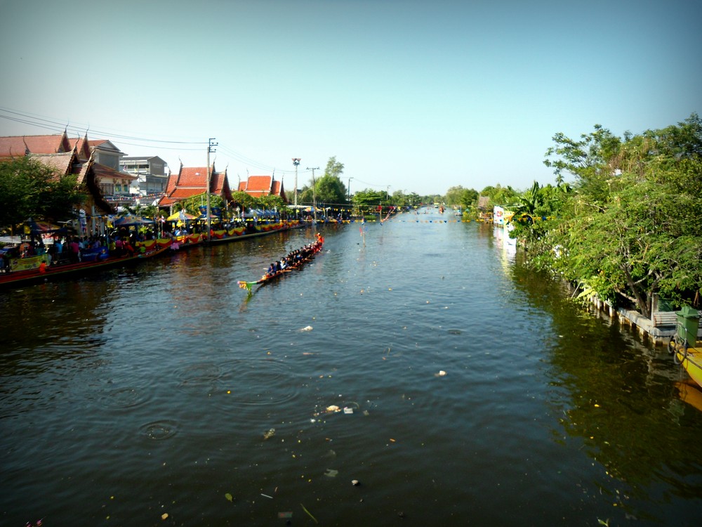 เราเลยต้องเดินทางต่อ แวะดูแข่งเรือที่วัดแสมดำนิดหนึ่ง