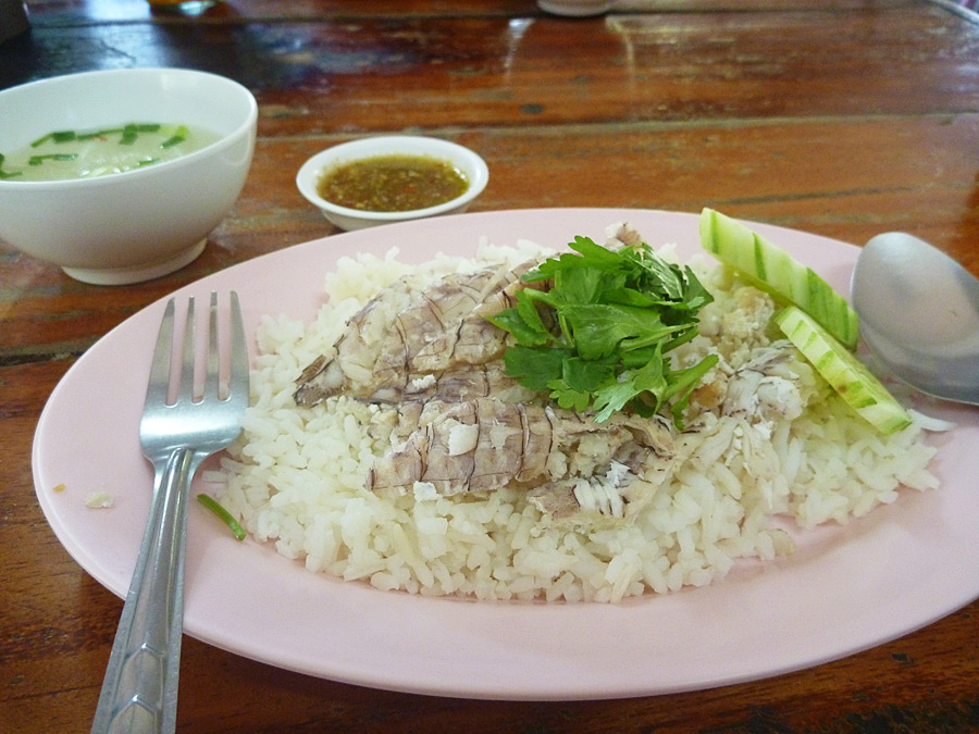  [center]ก่อนกลับกทม.แวะทานข้าวมันหน้ากั้งจานด่วนเมืองตราด ร้านธงฟ้าแถวริมเขื่อน[/center]