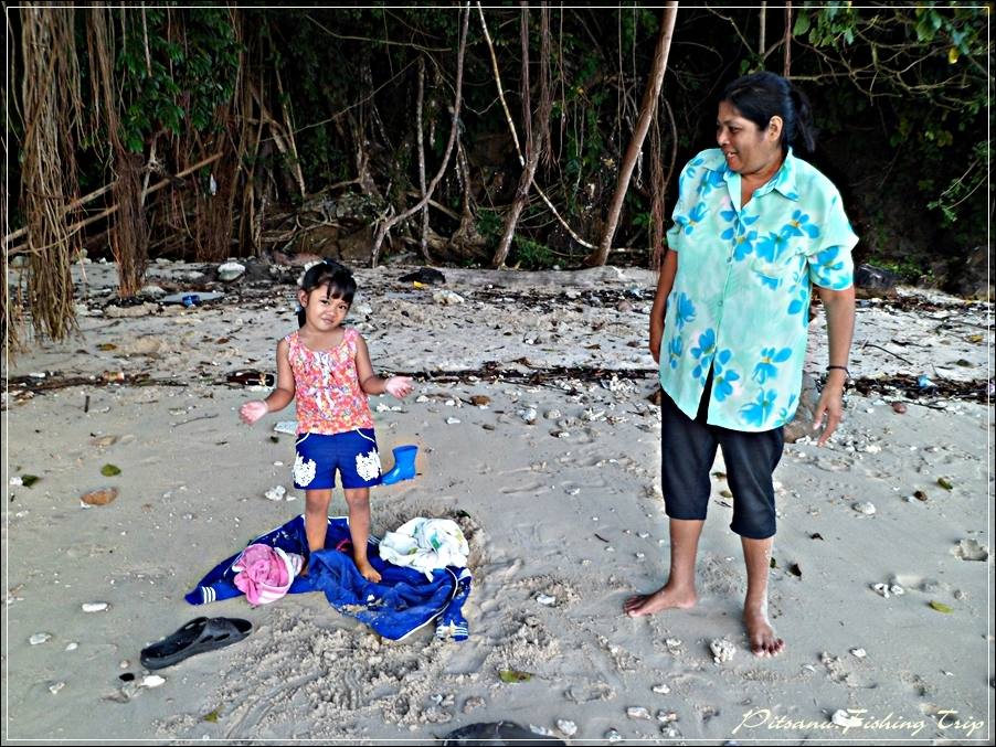 
 [center]ส่วนแม่ผมและลูกสาว นั่งคอยอยู่ใต้ต้นไม้ริมหาดครับ[/center]