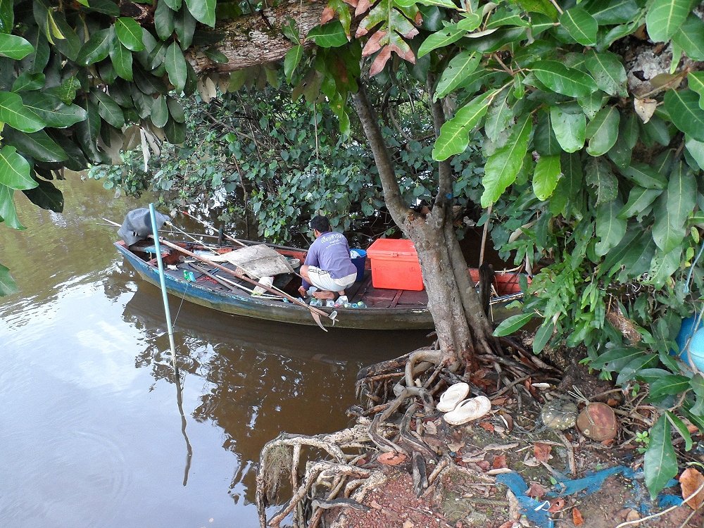 ลุงไก่มารอที่เรือแต่เช้าเลยครับ 