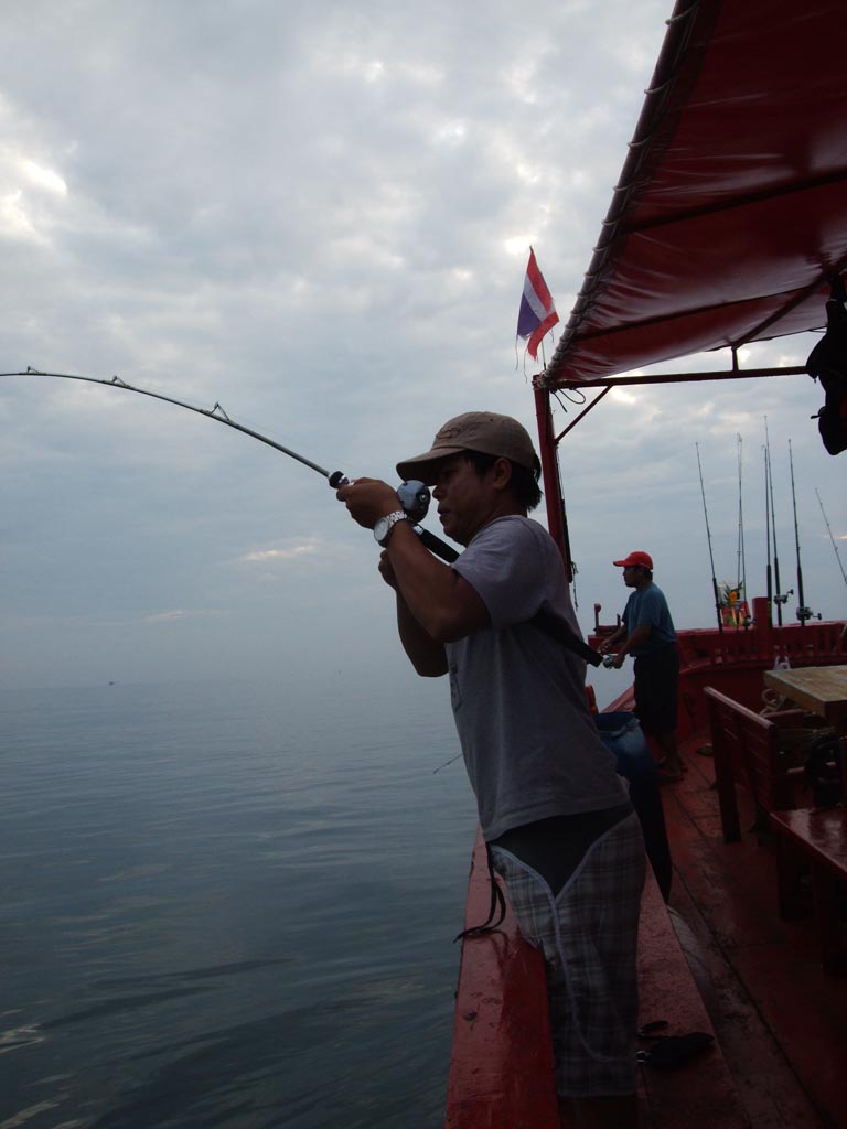 ถ่ายรูปอยู่ท้ายเรือพักหนึงเลยเดินมาดูข้างหน้าบ้างเห็นน้าบอมกะลังงัดคันอยู่แล้ว คันโค้งเชีย   :cool: 