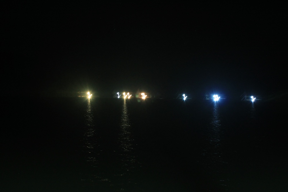 เสียงเครื่องเรือจากแพยอปลาซิวเรียกให้ตื่นตอนใกล้รุ่ง เก็บภาพแสงไฟแพยอไว้สักใบก่อนออกเรือ สังเกตุเดี๋