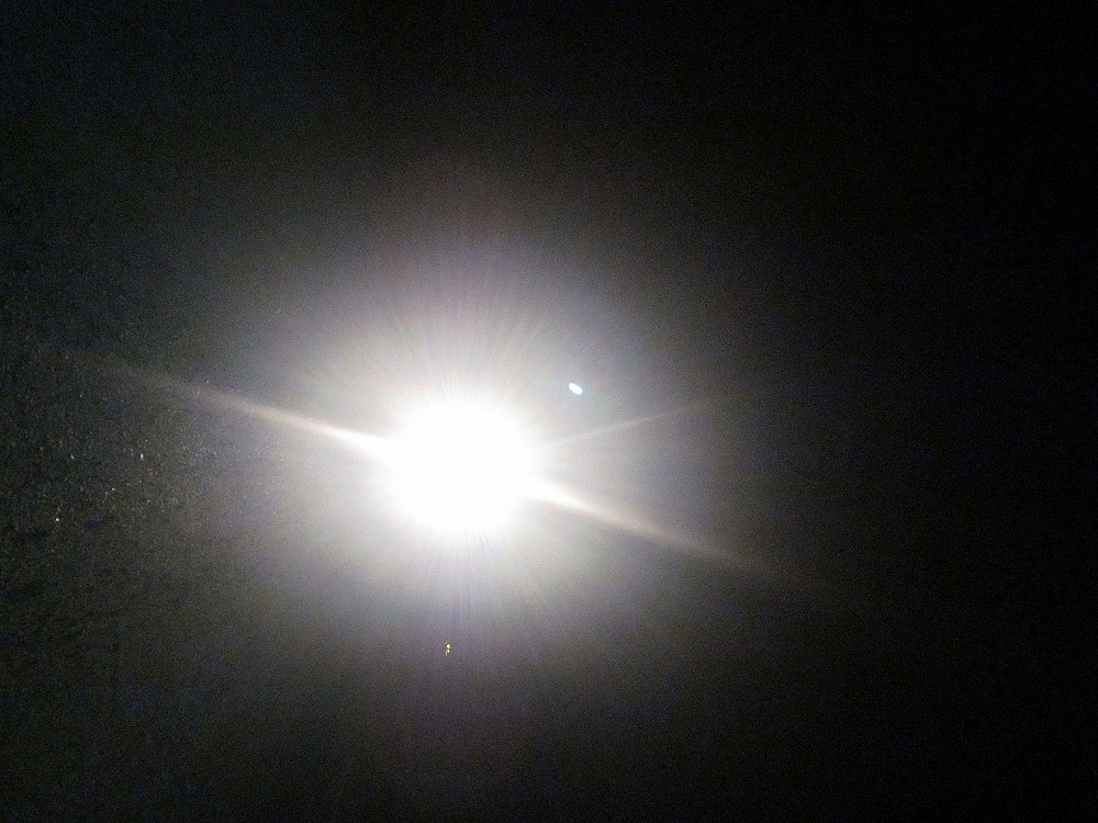 ยามค่ำคืน 21.00น มีแสงไฟพุ่งมาจากทางทิศใต้ ฟังแว่วๆว่าเป็นเสียง บรื้นๆๆๆๆๆๆๆ....จากต้นทาง สู่ปลายทาง