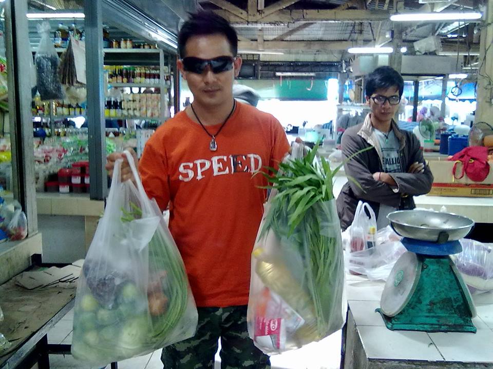 กองทับเดินด้วยท้อง!! ก่อนลงเรือก็แวะหาซื้อกับข้าวอาหารการกินกันซักหน่อยคับ..... :laughing: