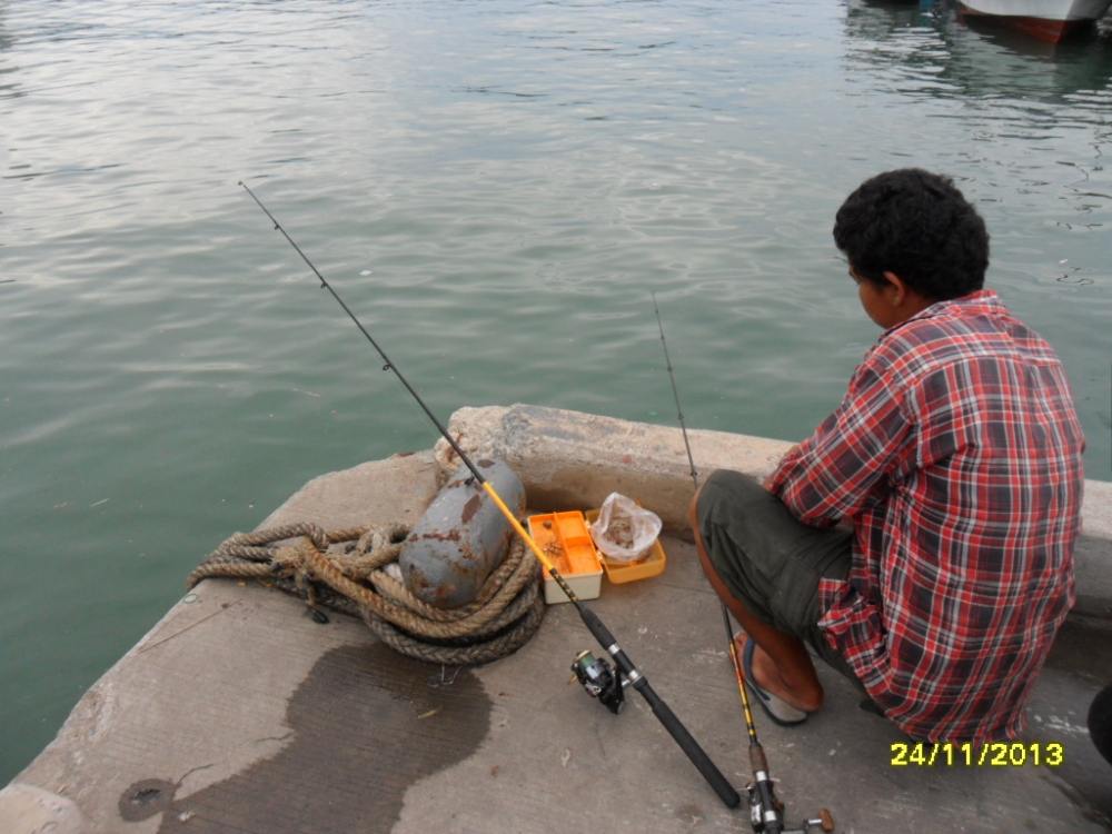 มีนักตกปลา ตกปลาเล็กบนสะพานอยู่หลายกลุ่ม ได้เข้าไปพูดคุยทักทายตามประสาคนตกปลาด้วยกันและแอบถ่ายภาพพี่