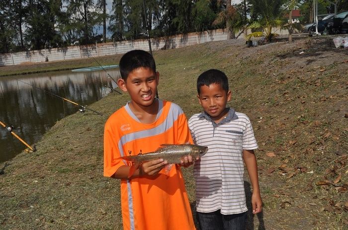 นี่ครับนักตกปลารุ่นใหม่ กับปลาเกม ยี่สก 0.6 กก
น้อง 2 คนนี้ ฝีมือตีปลาใช้ได้เลยครับเคยมีโอกาส ตีปลา