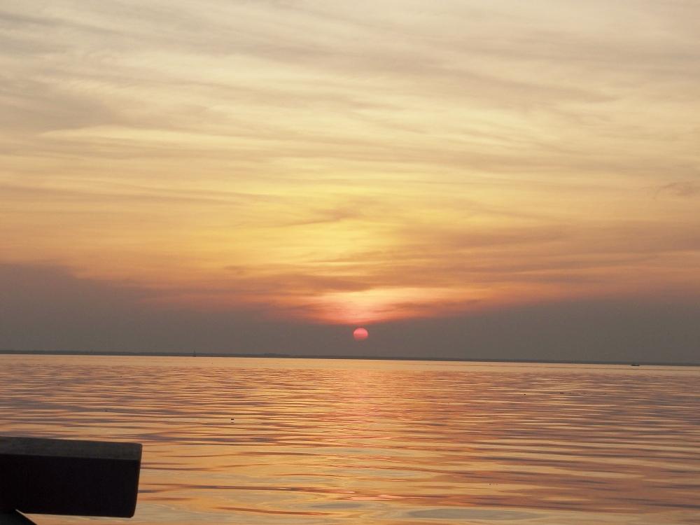 ภาพสุดท้ายที่ถ่ายบนเรือครับ  พระอาทิตย์ตกดินถายบนเรือ ผมว่าก็สวยไปอีกแบบนะครับ