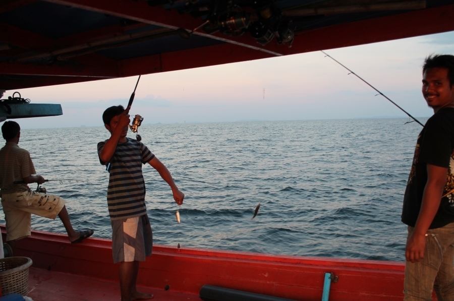 ระหว่างทางเเวะโสกปลาทำเหยือสายลอย

 :cool: :cool: :cool:
