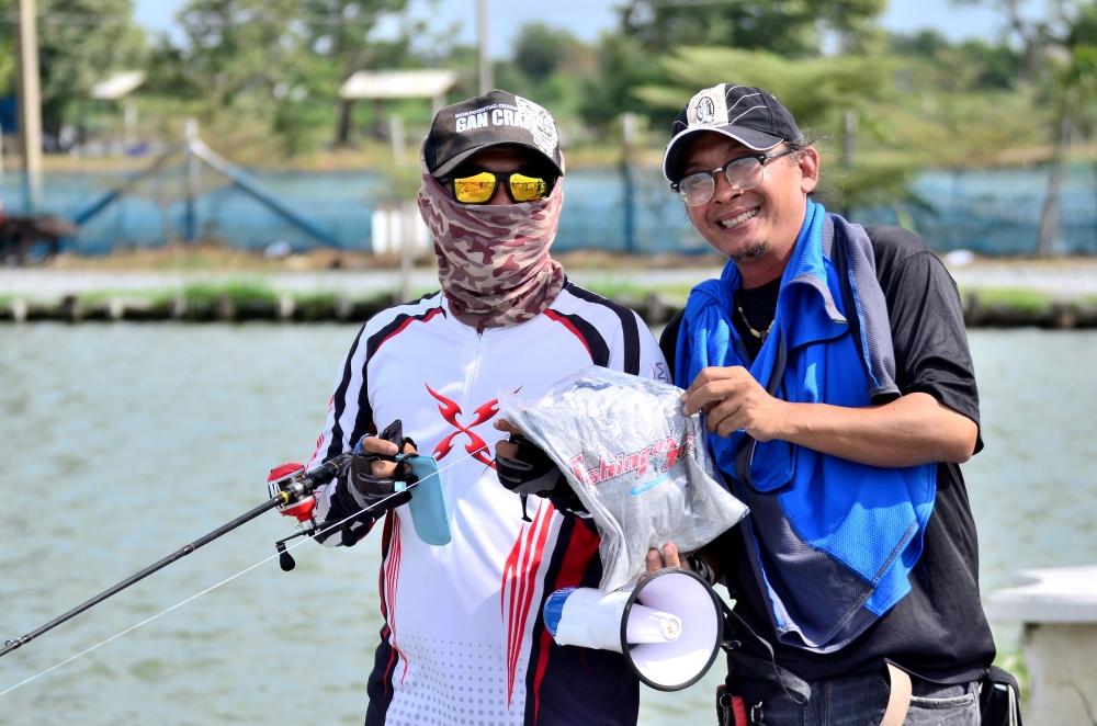 น้าท่านนี้ได้รับรางวัลเป็นเสื้อจากนิตยสาร Fishing on Tours  :cheer: