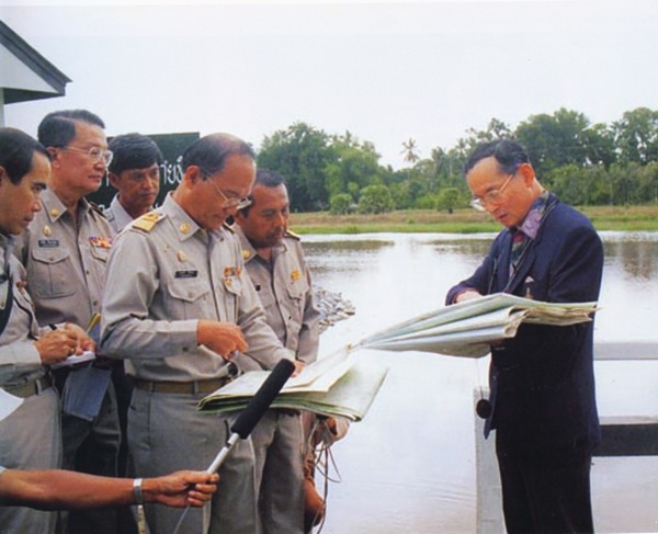 ทรงเป็นผู้ปราดเปรื่อง เรื่องของการจัดสันนำ้ และ เรื่องพลังงานทดแทนต่างๆ :prost: :prost: :prost: