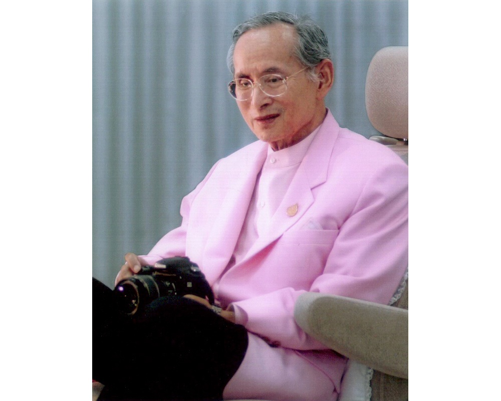 แม้พระองค์ จะทรงพระประชวนก็ยัง ทรงงานเหมือน ปกติ :prost: :prost: :prost: :prost: :prost: