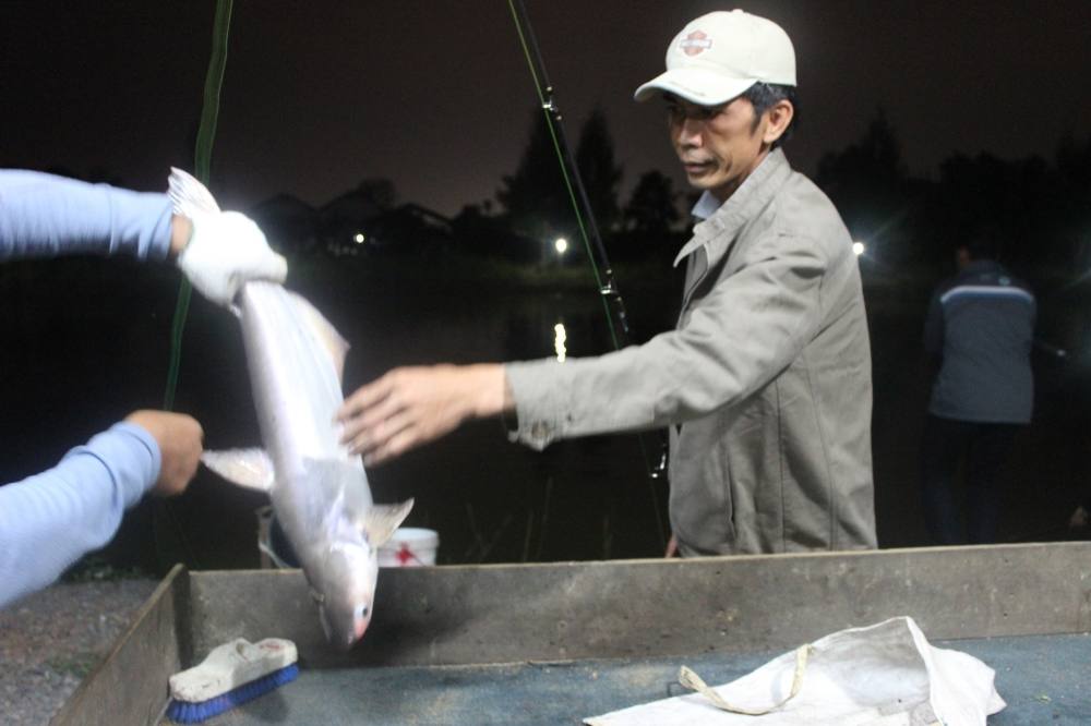 เริ่มแข่งกันเลยครับ :cool: :cool:น้าเดชทีมงานขุนเดชเอาปลามาชั่งก่อนเลย ติดช่องอยู่ตั้งนานโดนปลารอชั่