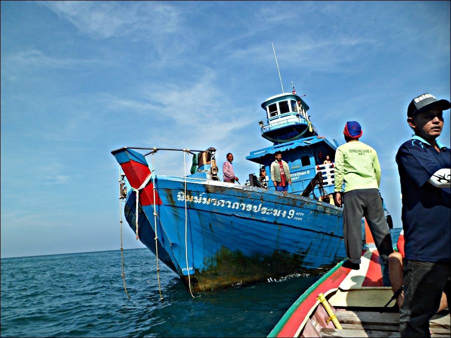 
 [center]สักพักก็งานเข้าครับ  เรือมีปัญหาาาาาาาาา......... นํ้ามันเครื่อง รั่วๆๆ เจอเรือผ่านมาพอดี