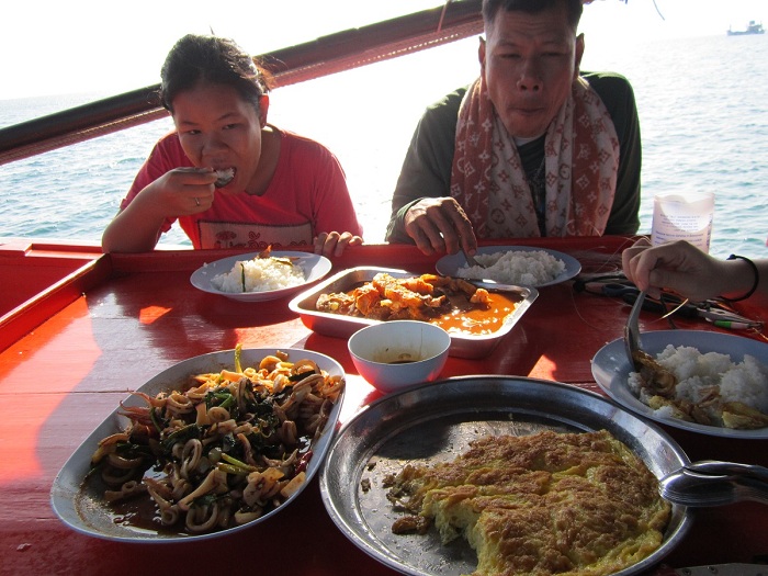 อาหารมื้อสุดท้ายบนเรือครับปลาหมึกสดๆและที่ขาดไม่ได้ไข่เจียวครับ...อร่อยมากกกกก...
 น้องคนนี้ครับลงเ