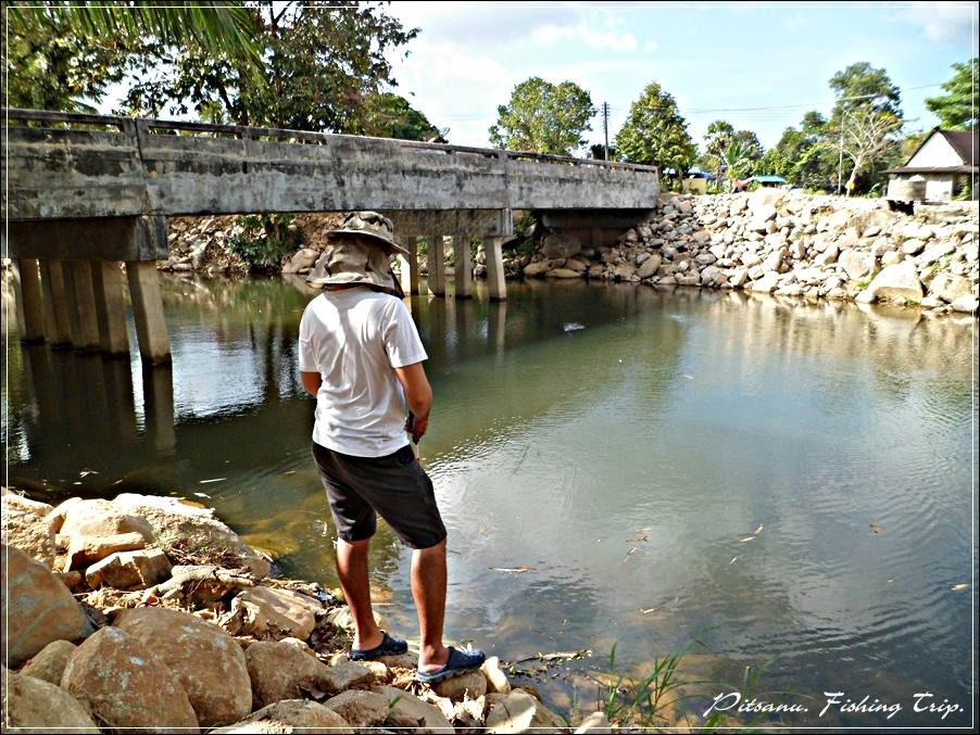 
 [center]เดินย้ายมาอีกด้านของสะพาน[/center]

