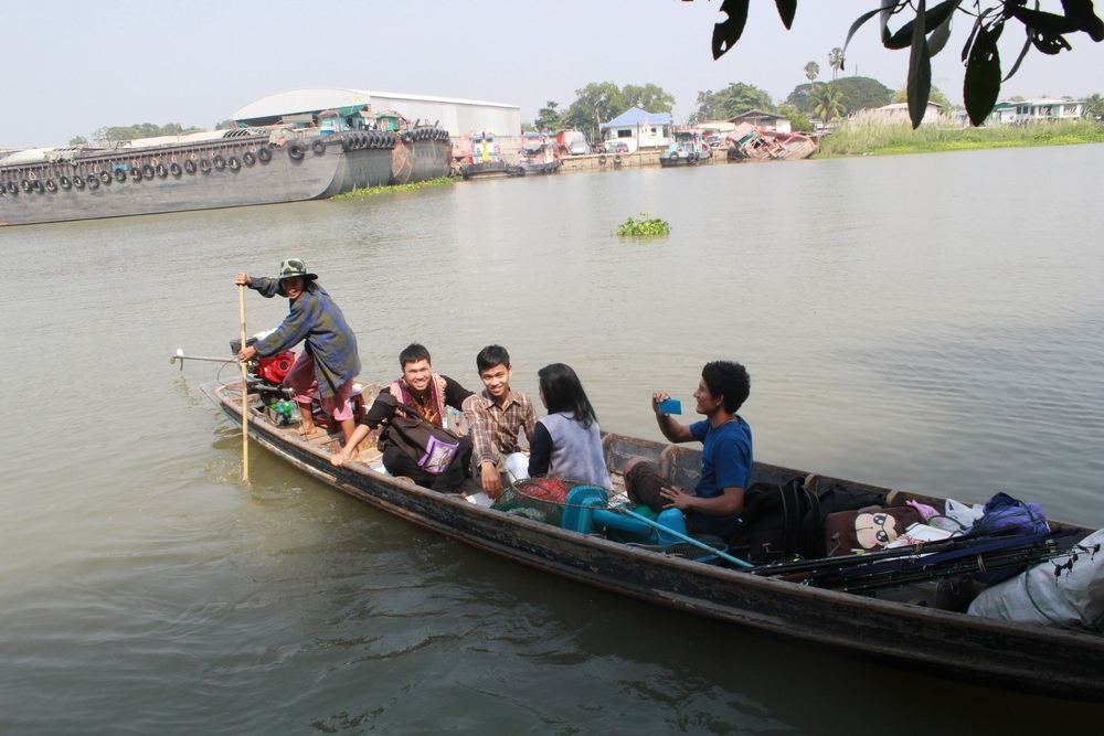 มาถึงบ้านป้า ประมาน 13.30 รีบขนของลงเรือกันเลยครับ