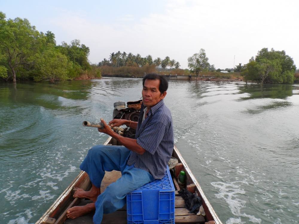 น้าริน ไต๋เรือในทริปนี้ เป็นผู้อาสาพาไปส่งตีเหยื่อปลอมครับ  :smile: :smile: :smile: :love: :love: :l