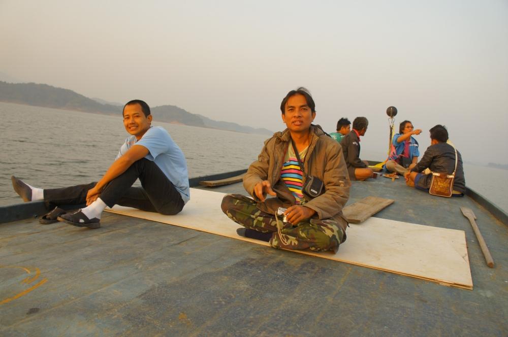 เรานั่งเรือมากันจนพระอาทิตใกล้ตกดิน อากาศเริ่มเย็นลงเรื่อยๆ คนใส่เสื่อสีฟ้าเค้าเป็นลูกพี่ลูกน้องกับผ