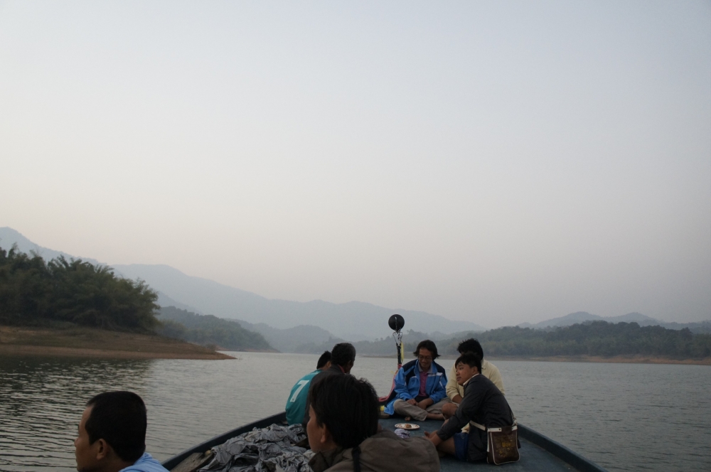 นั่งบนหลังเรือแบบนี้ได้บรรยากาศสุดๆ อากาศเย็นมากเลยครับเพราะอยู่กลางเขาเลย