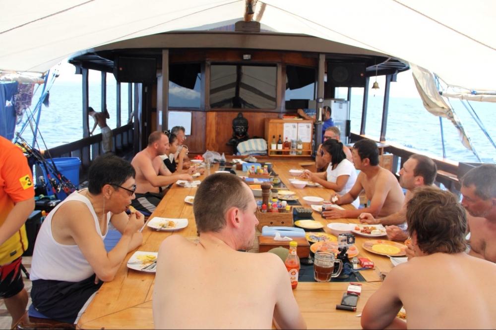 ทานอาหารเช้ากันก่อนทริพนี้เรามีผู้ร่วมทริพทั้งหมด11คนกับเรือสี่ลำ กติกามีอยู่ว่าใครจะลงเรือลำใหนก็ได