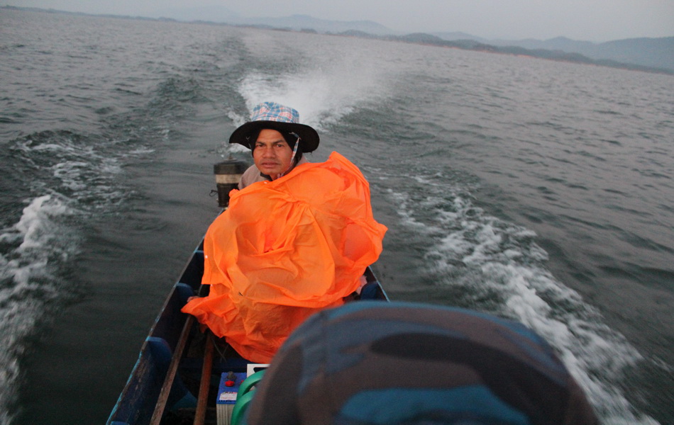 ออกจากท่าเรือ ครับ  :cheer: 

หนาวสุดยอดเลย  :flag:

ถ้ามอง ไกล ๆ  จะเห็น ว่า นั่น พระขับเรือ ใช