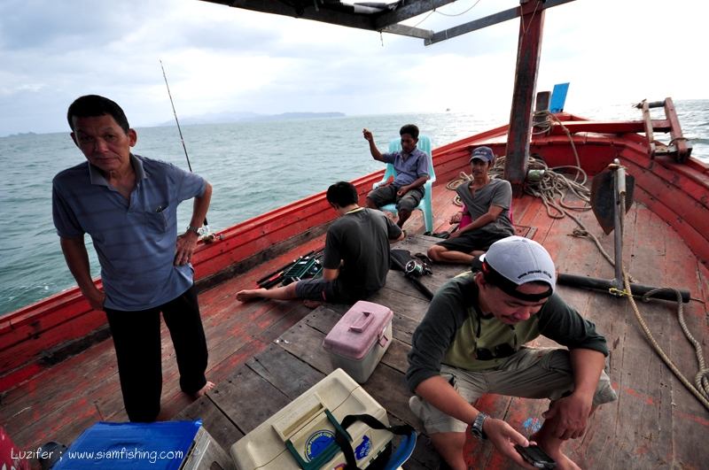 ระหว่างเรือวิ่งเข้าหมายไดน์หมึก ประกอบอุปกรณ์ นั่งฝอย ซ้อมเมาเรือ

แล้วแต่ใครถนัด แต่สำหรับผม ลดปร