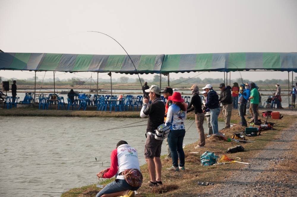 เดินดูรอบข้าง ส่วนใหญ่ได้ปลากันทั้งนั้น ในภาพเป็นนักตกปลาชาวญี่ปุ่นกำลังอัดปลาครับ:grin: