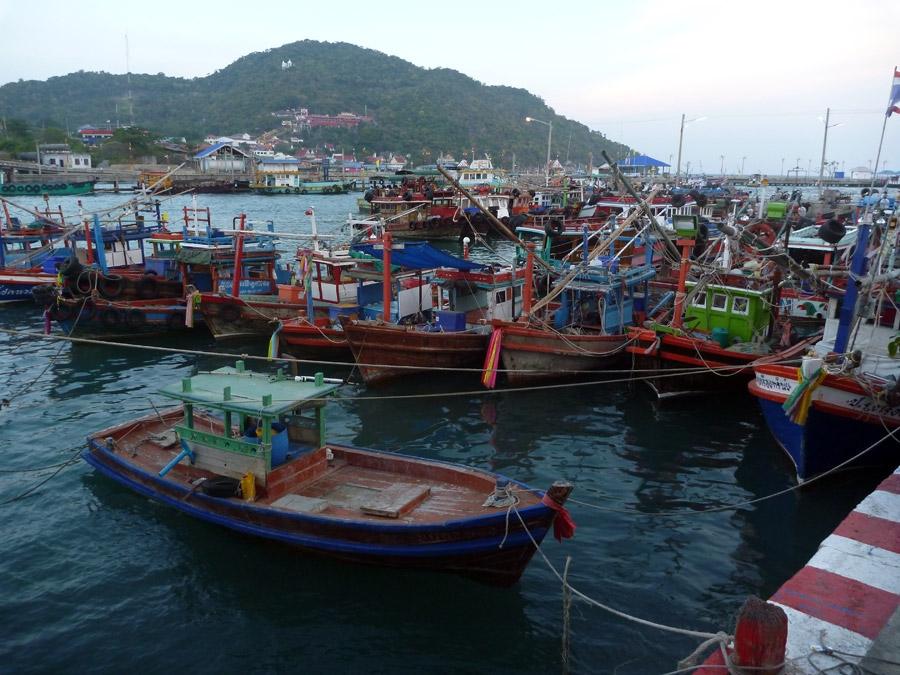  [center]ท่าเรือเกาะสีชังยามเย็น[/center]