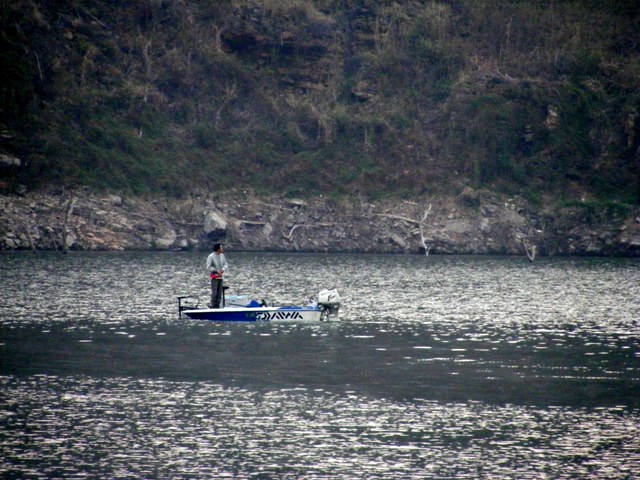 ตื่นมาตอนเช้า ด้วยเสียงสารพัดสัตว์ป่าปลุกเราให้ตื่น โกเล้งเห็นปลาขึ้นฝูงก็เลยรีบเอาเรือออกไป ผมกับน้