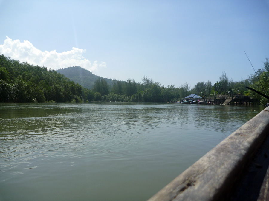 [center]ไม่ได้ลงใต้นาน หมูขับหลงไปหลงมา

เจอนุที่สถานีเดินรถตะกั่วป่าต้องรีบแจ้นมาที่ท่าเรือ คนเรื