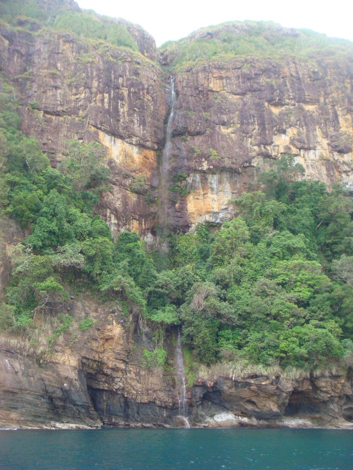 หลังเกาะรอก น้ำตก ครับ