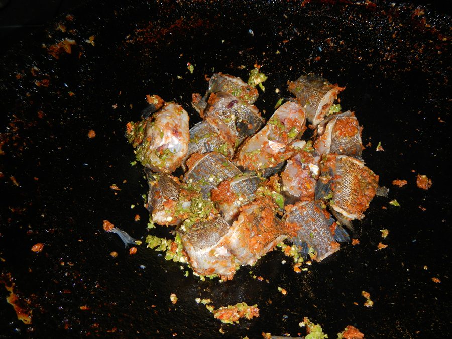 

   พอพริกแกงหอมก็ไส่เนื้อปลาลงไปผัดพริกคลุกเคล้าให้ทั่ว.