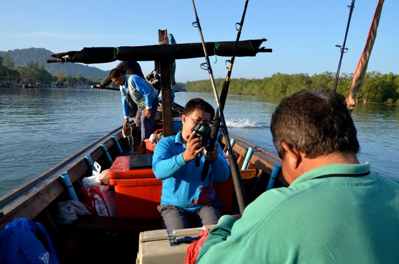 ปุ๊บ ปั๊บ  ทันทีทีได้ลงเรือ  ก็ไม่ปล่อยให้เสียเวลาไปโดยปล่าวประโยชน์ :cool: :cool: