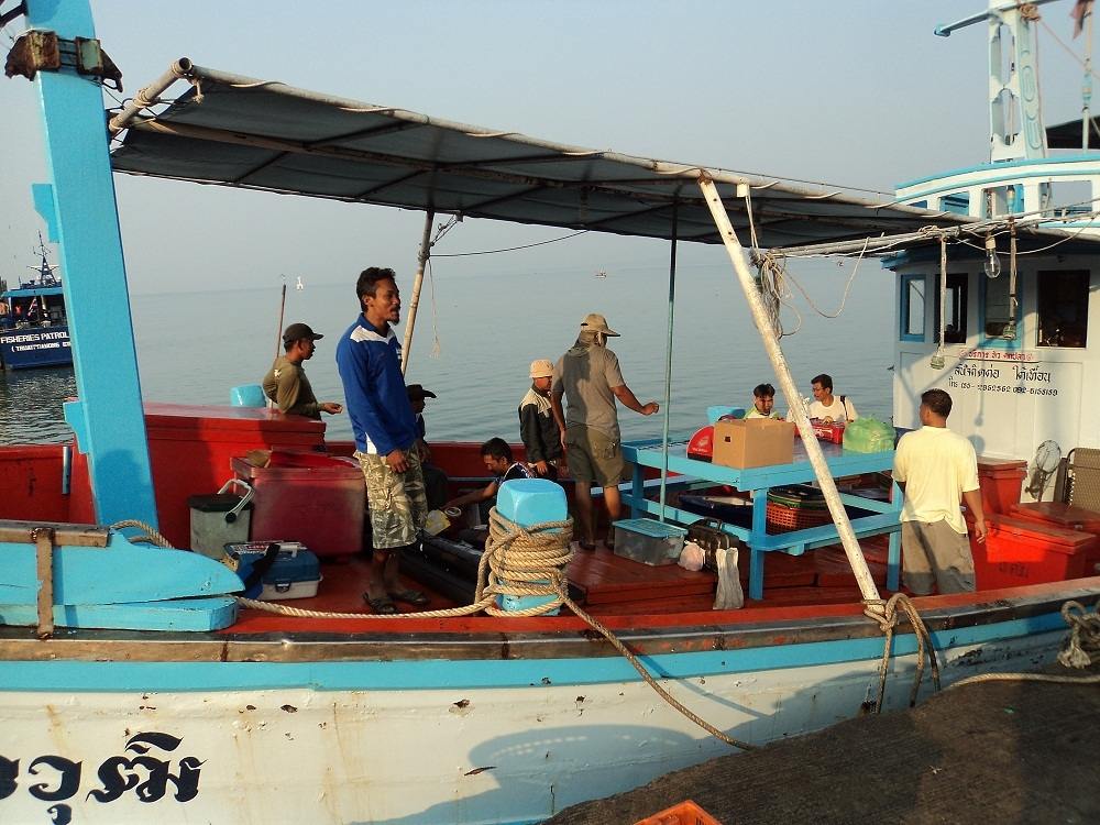 เรือของไต๋เทื้อนกว้างประมาณ 8 เมตรยาว 23 เมตรต่อท้ายไปอีก 3 เมตรใหญ่มากครับเรื่องความปลอดภัยหายห่วงค